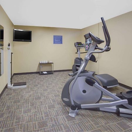 Days Inn By Wyndham Davenport Ia Bagian luar foto