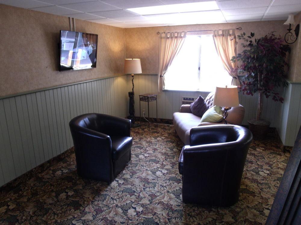 Days Inn By Wyndham Davenport Ia Bagian luar foto