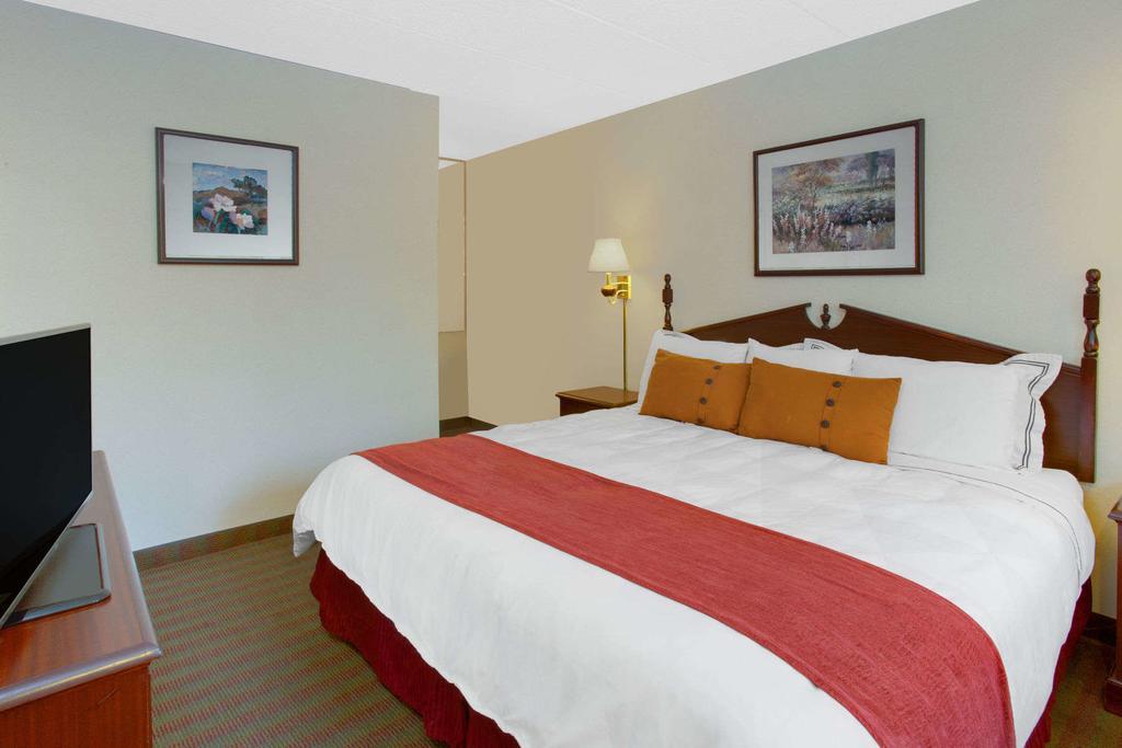 Days Inn By Wyndham Davenport Ia Bagian luar foto