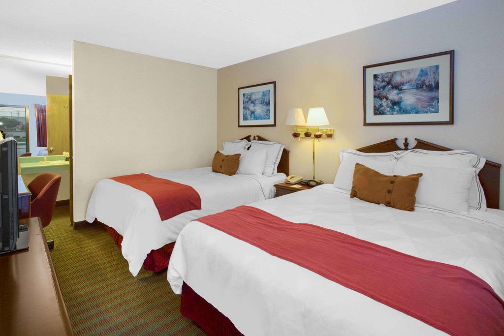 Days Inn By Wyndham Davenport Ia Bagian luar foto