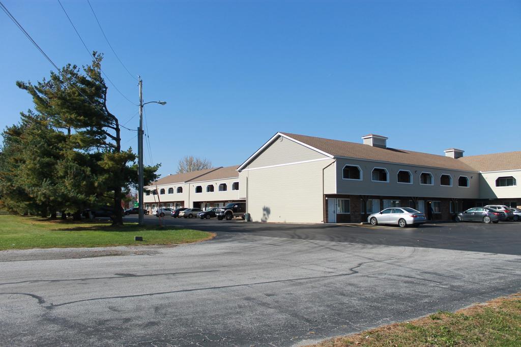 Days Inn By Wyndham Davenport Ia Bagian luar foto