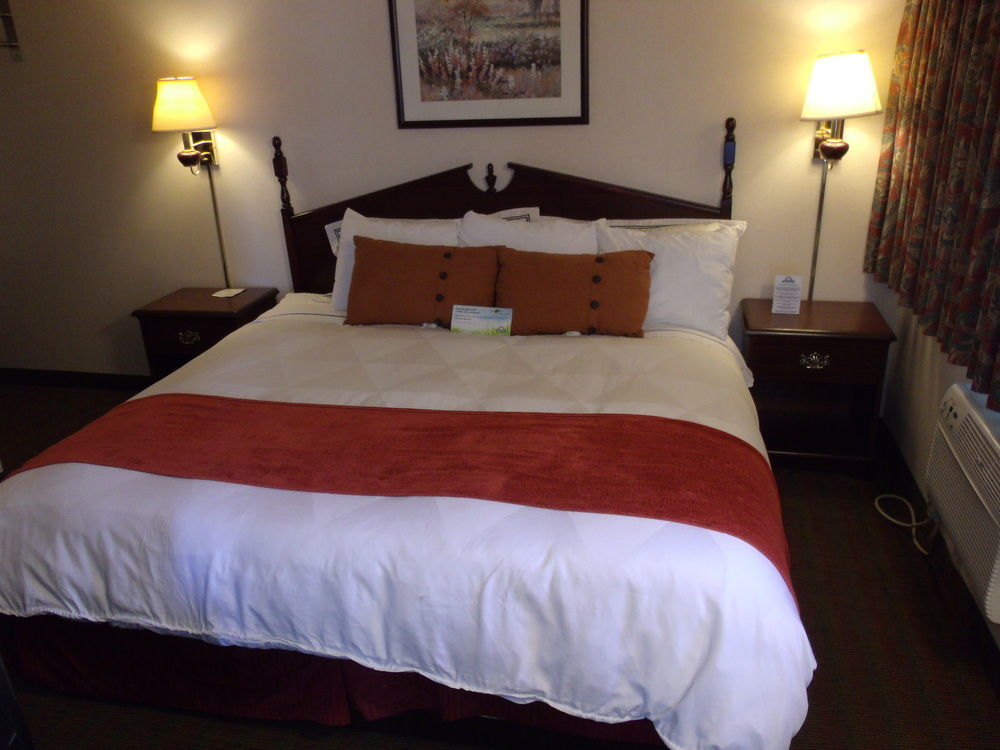 Days Inn By Wyndham Davenport Ia Bagian luar foto