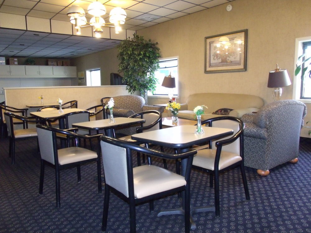 Days Inn By Wyndham Davenport Ia Bagian luar foto