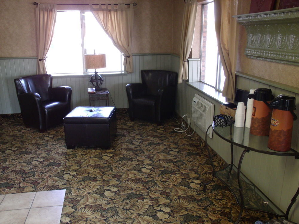 Days Inn By Wyndham Davenport Ia Bagian luar foto