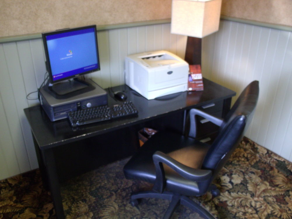Days Inn By Wyndham Davenport Ia Bagian luar foto