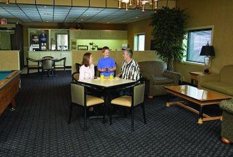 Days Inn By Wyndham Davenport Ia Bagian luar foto