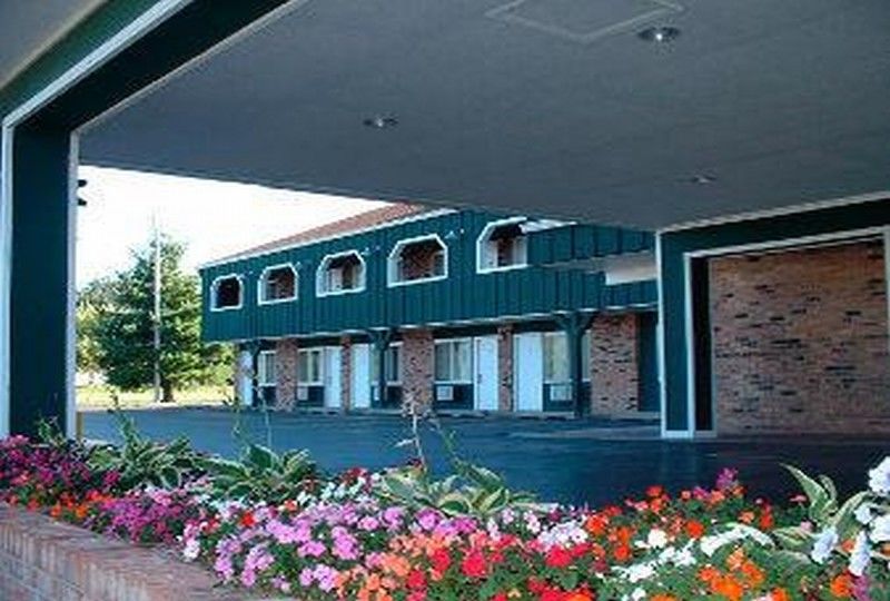 Days Inn By Wyndham Davenport Ia Bagian luar foto