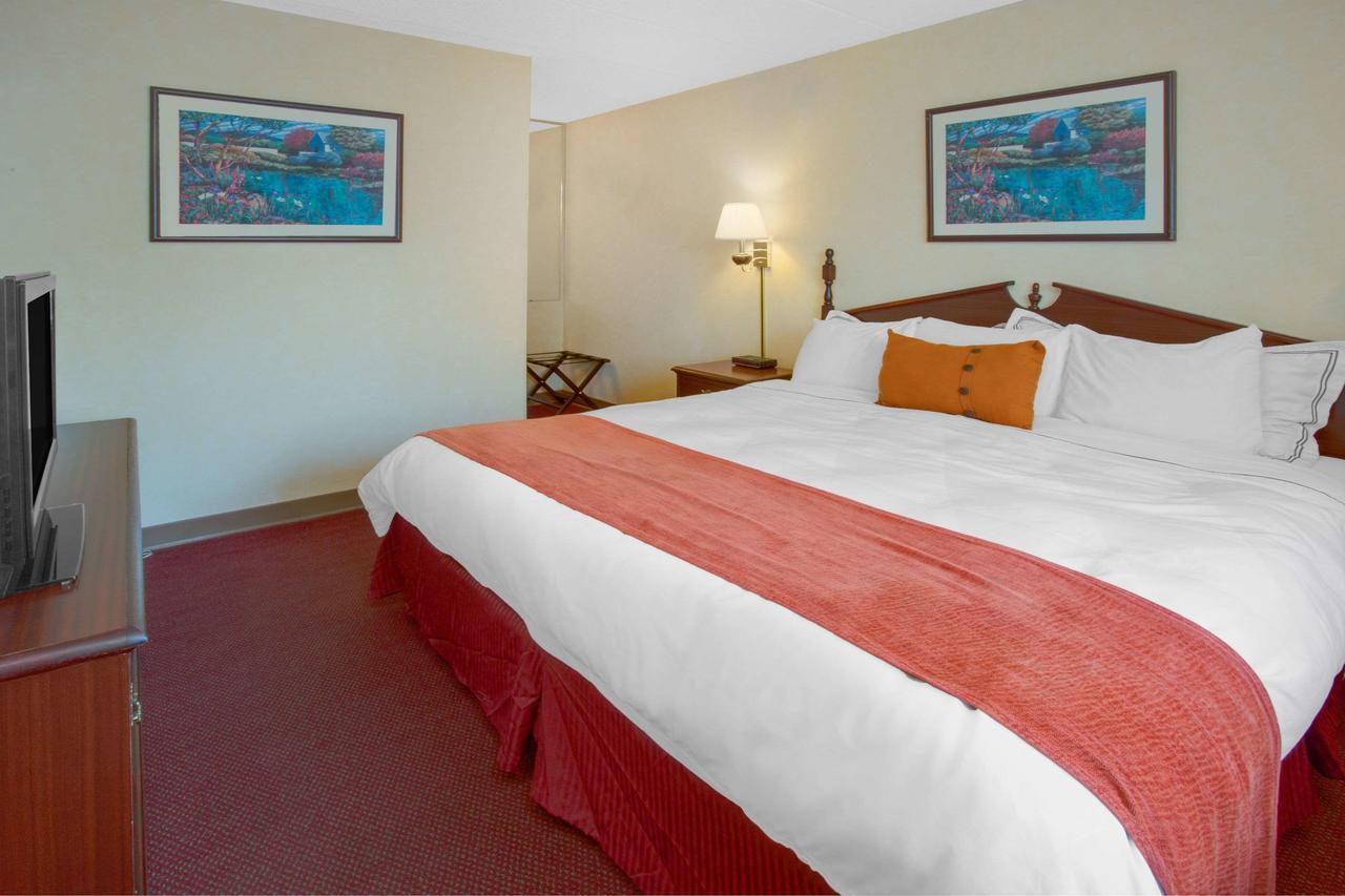 Days Inn By Wyndham Davenport Ia Bagian luar foto