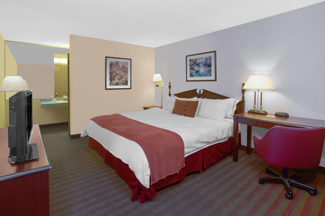 Days Inn By Wyndham Davenport Ia Bagian luar foto