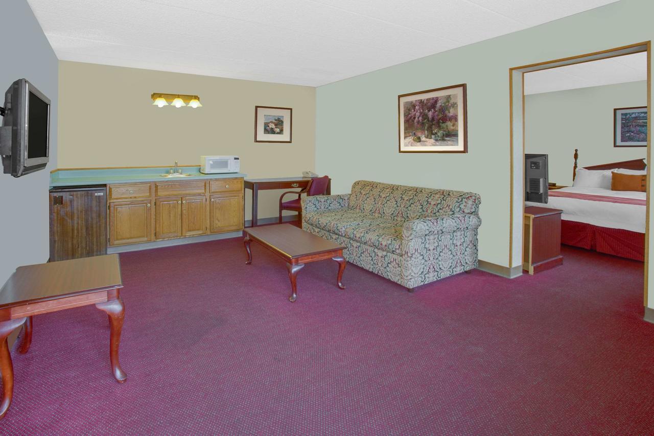Days Inn By Wyndham Davenport Ia Bagian luar foto