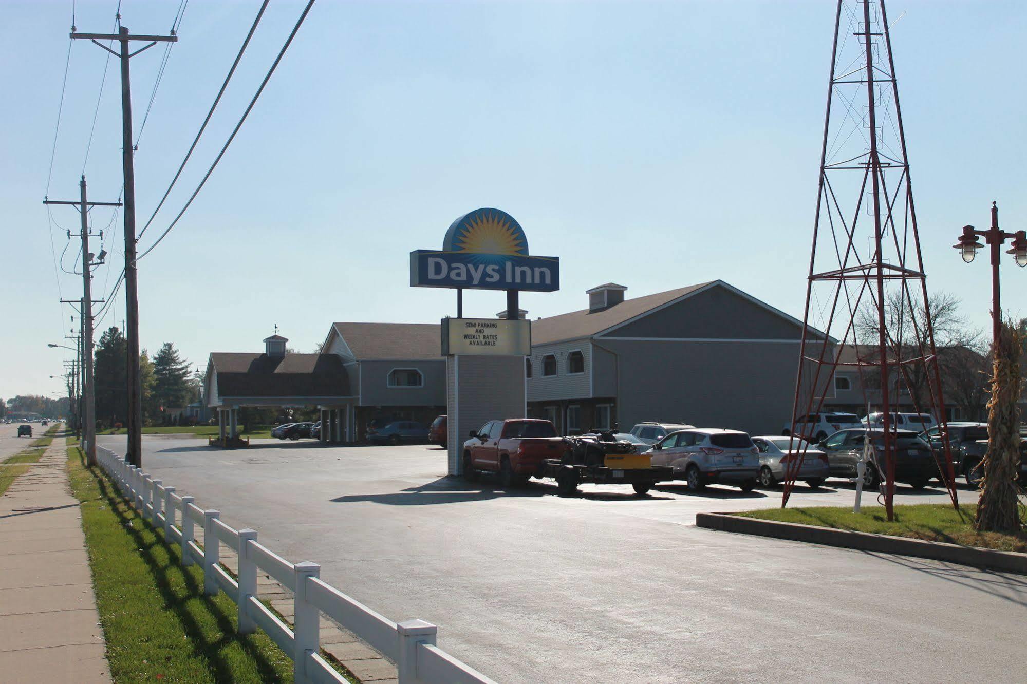 Days Inn By Wyndham Davenport Ia Bagian luar foto