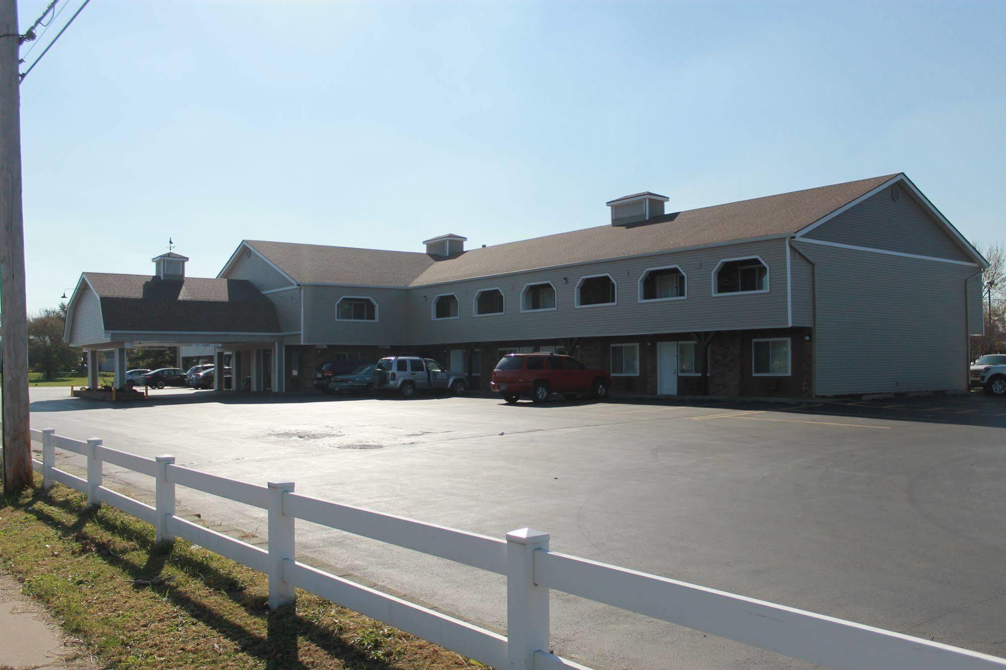 Days Inn By Wyndham Davenport Ia Bagian luar foto