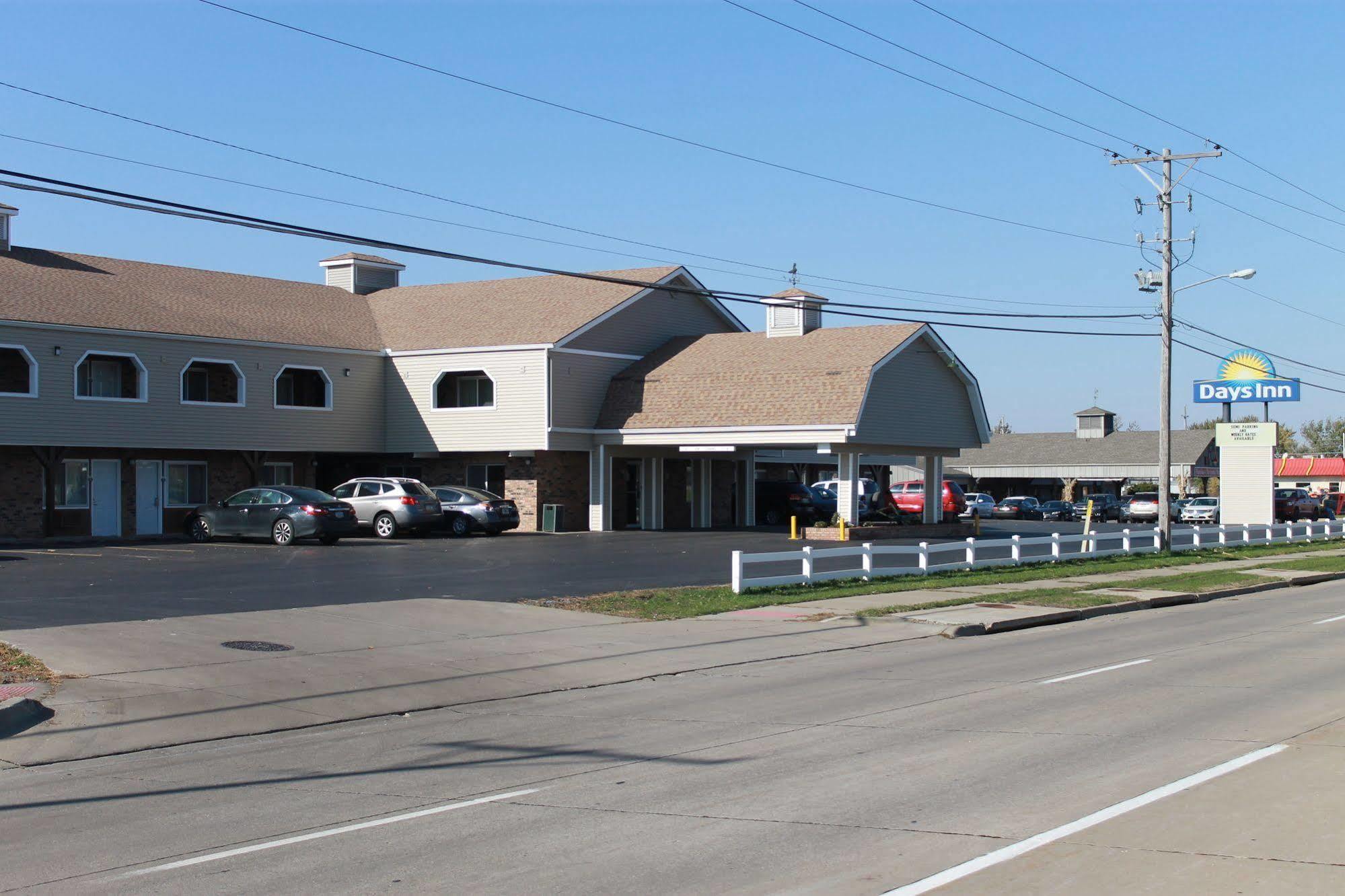Days Inn By Wyndham Davenport Ia Bagian luar foto