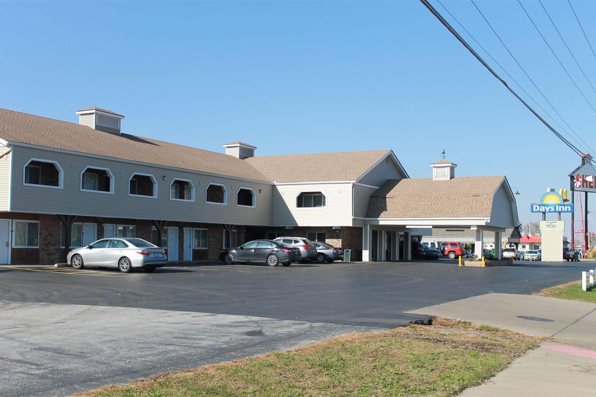 Days Inn By Wyndham Davenport Ia Bagian luar foto
