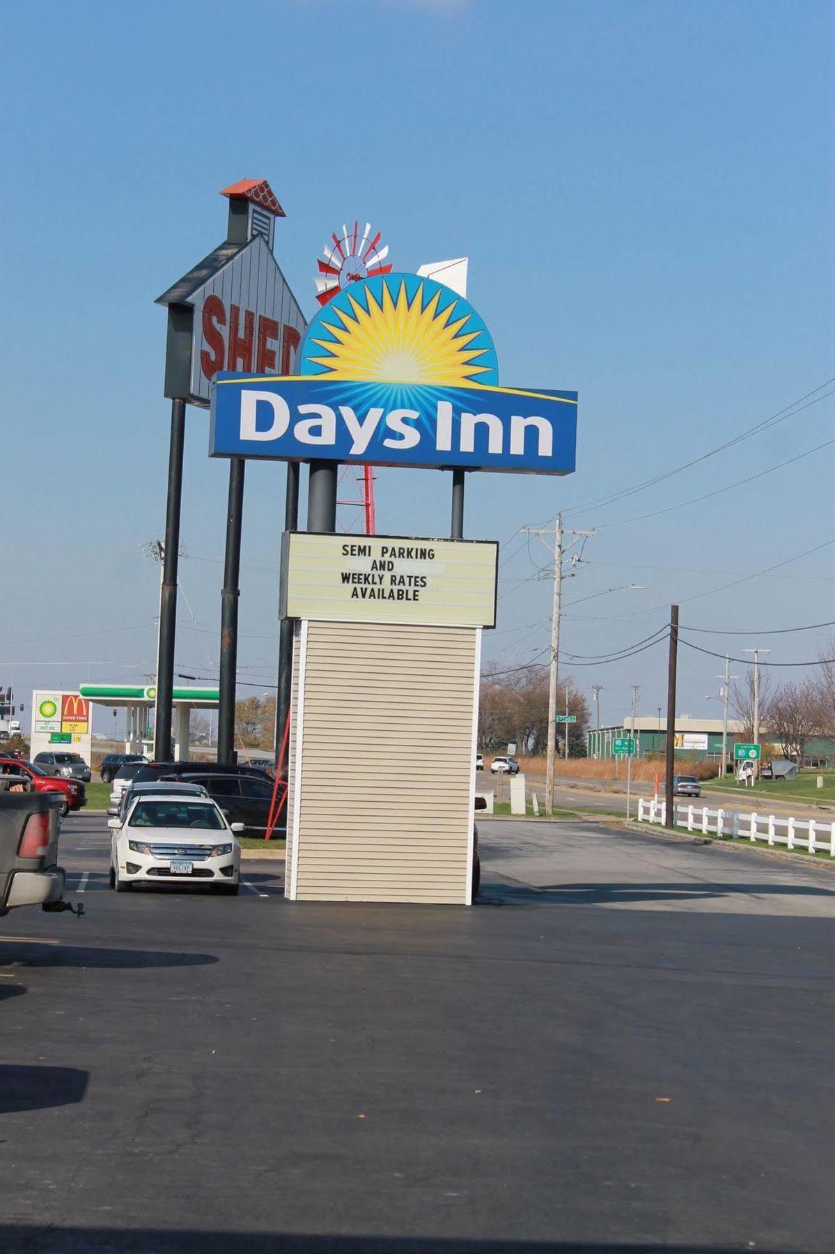 Days Inn By Wyndham Davenport Ia Bagian luar foto