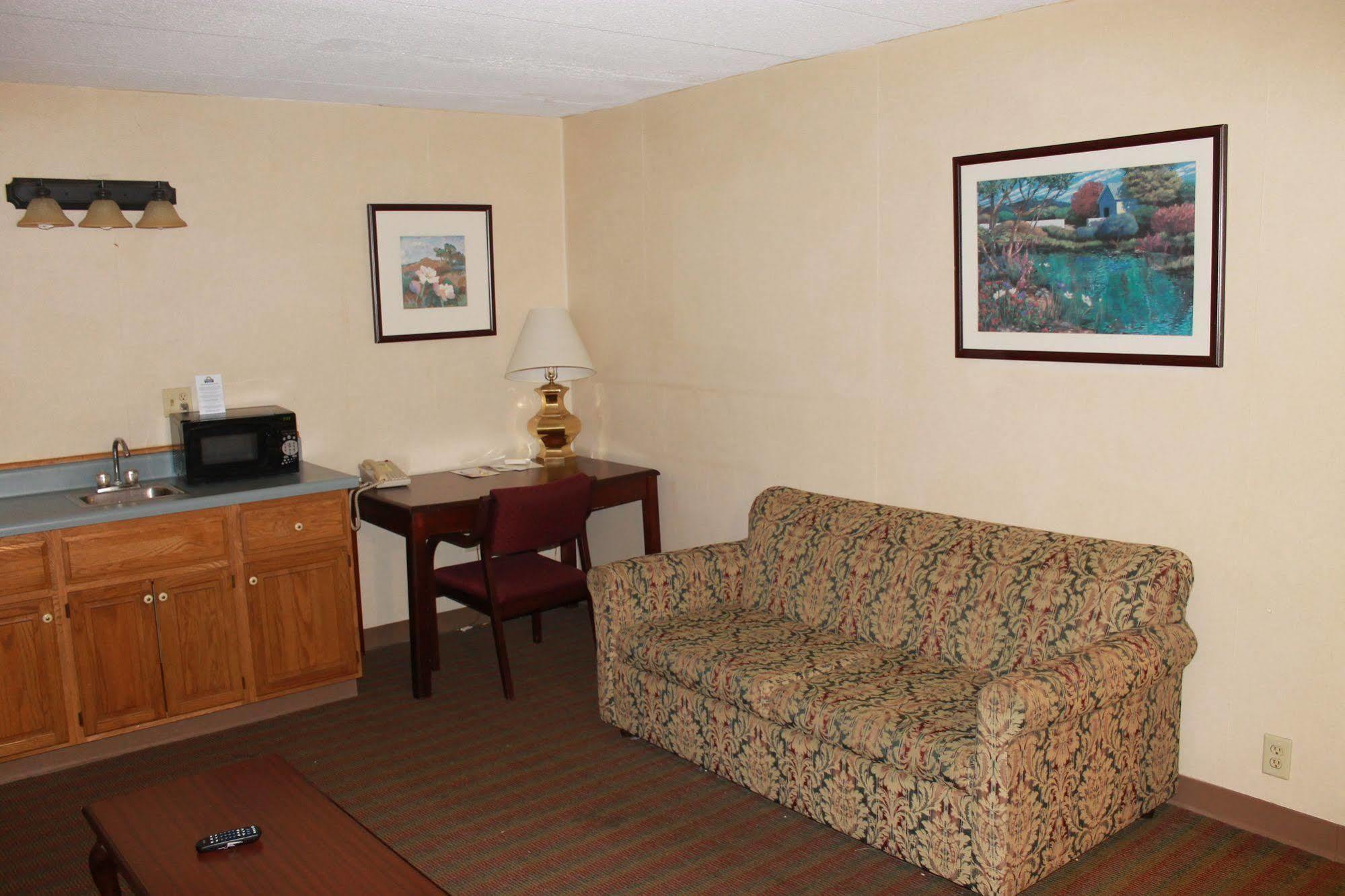 Days Inn By Wyndham Davenport Ia Bagian luar foto