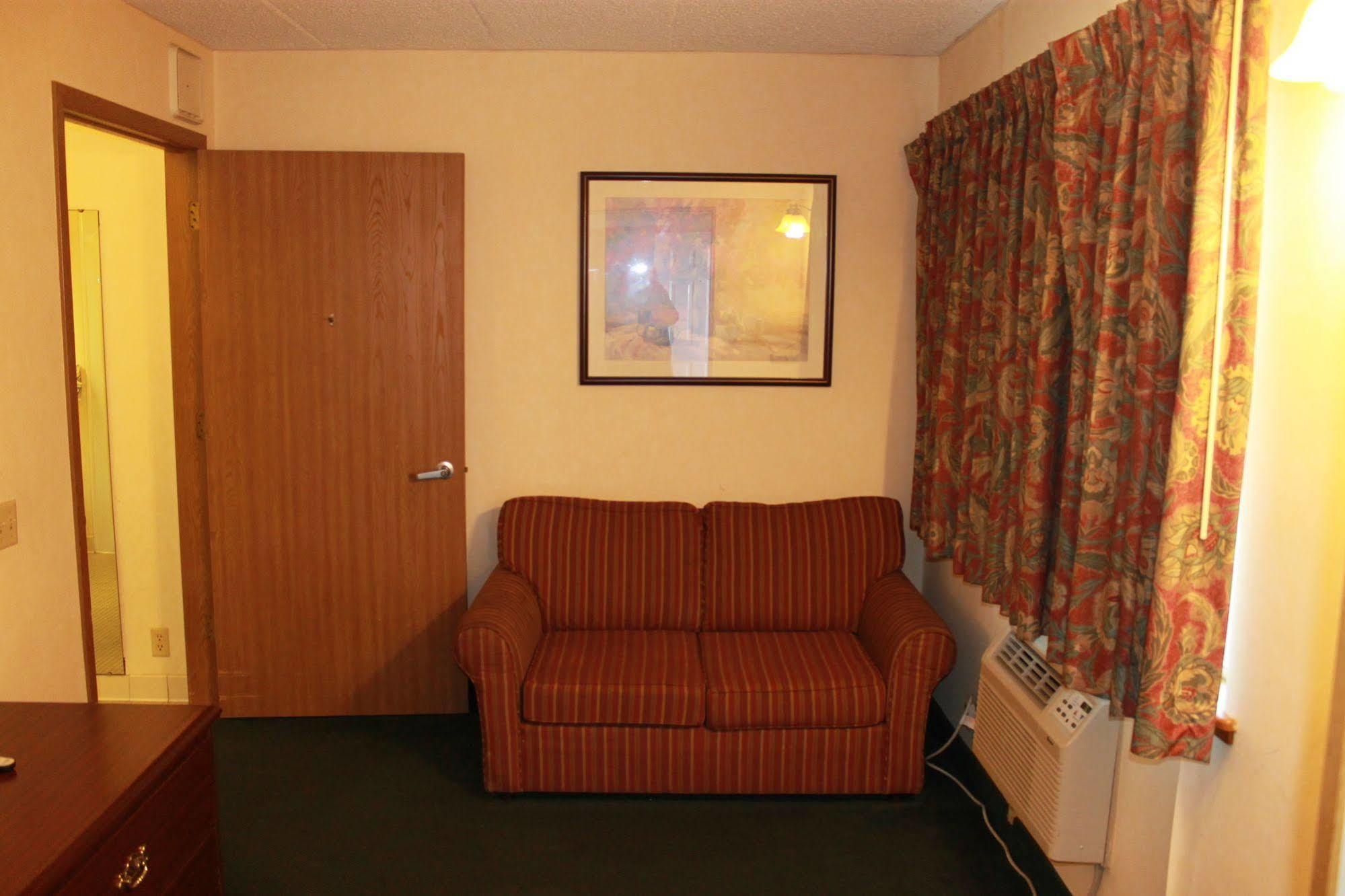 Days Inn By Wyndham Davenport Ia Bagian luar foto