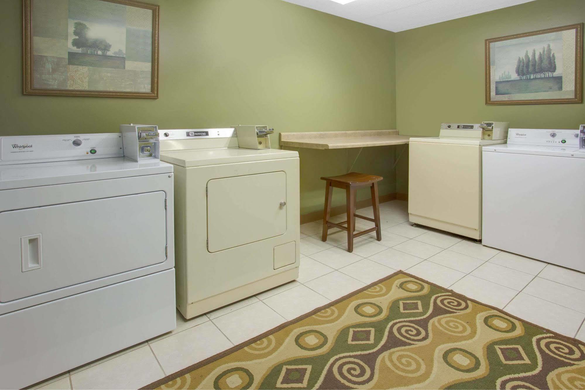 Days Inn By Wyndham Davenport Ia Bagian luar foto