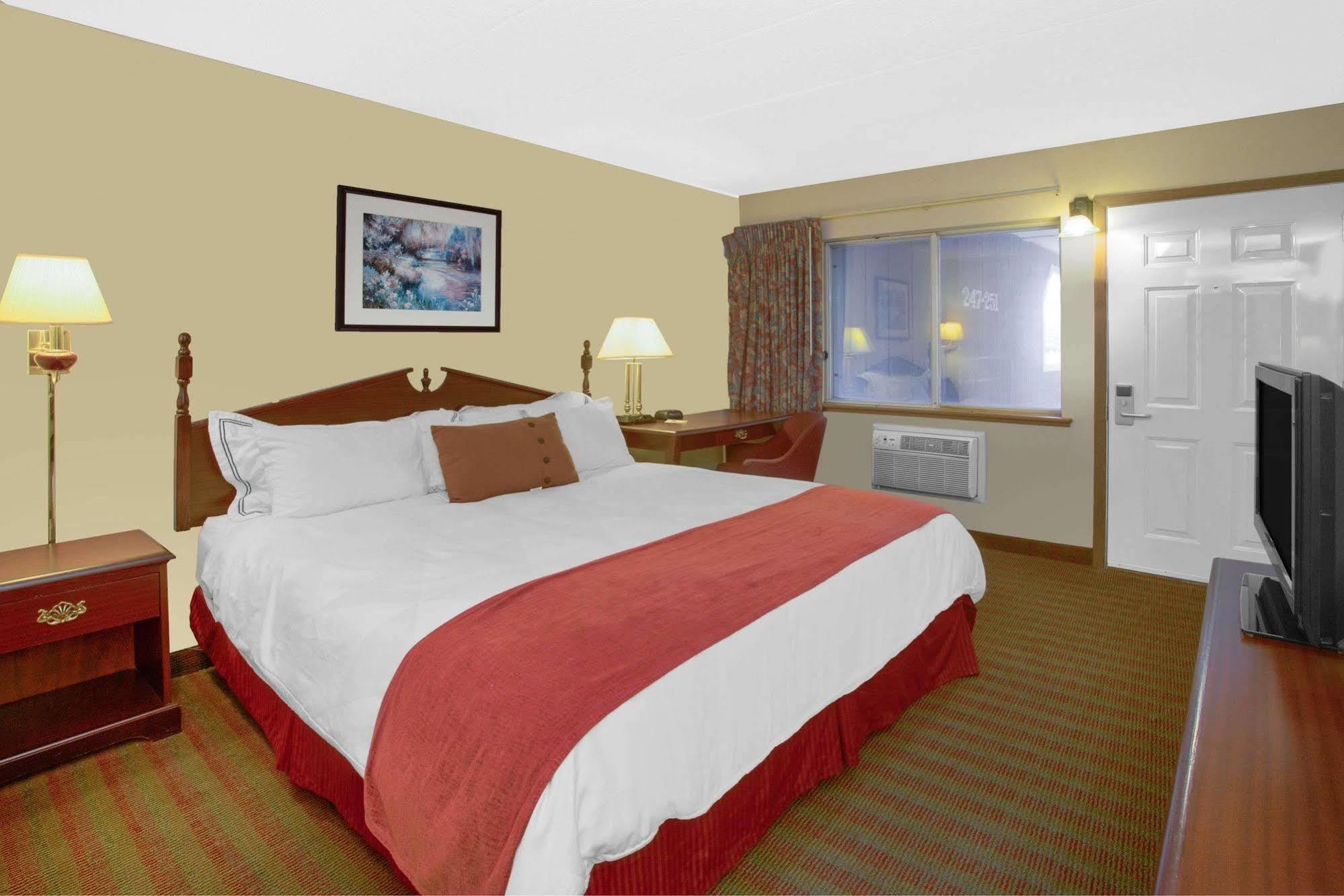 Days Inn By Wyndham Davenport Ia Bagian luar foto
