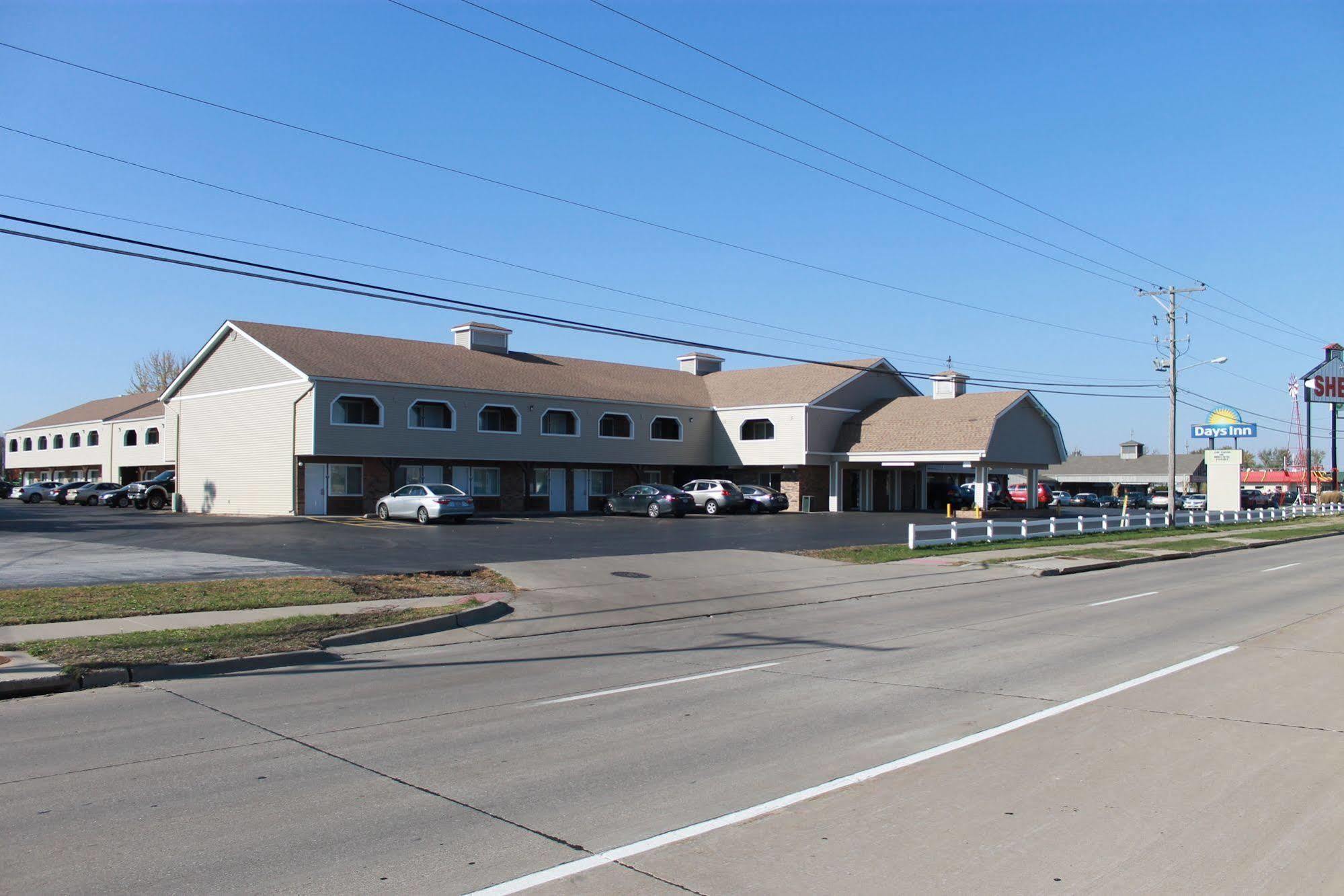 Days Inn By Wyndham Davenport Ia Bagian luar foto