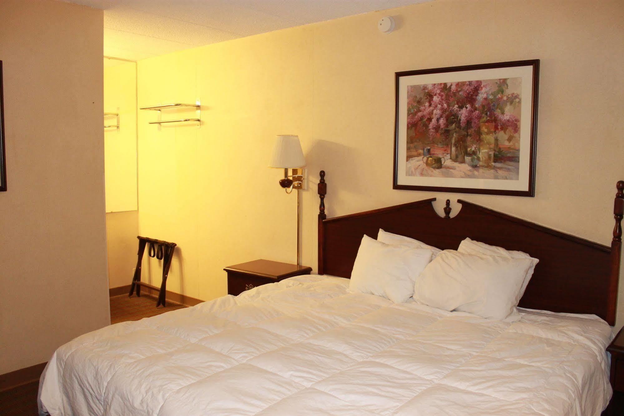 Days Inn By Wyndham Davenport Ia Bagian luar foto