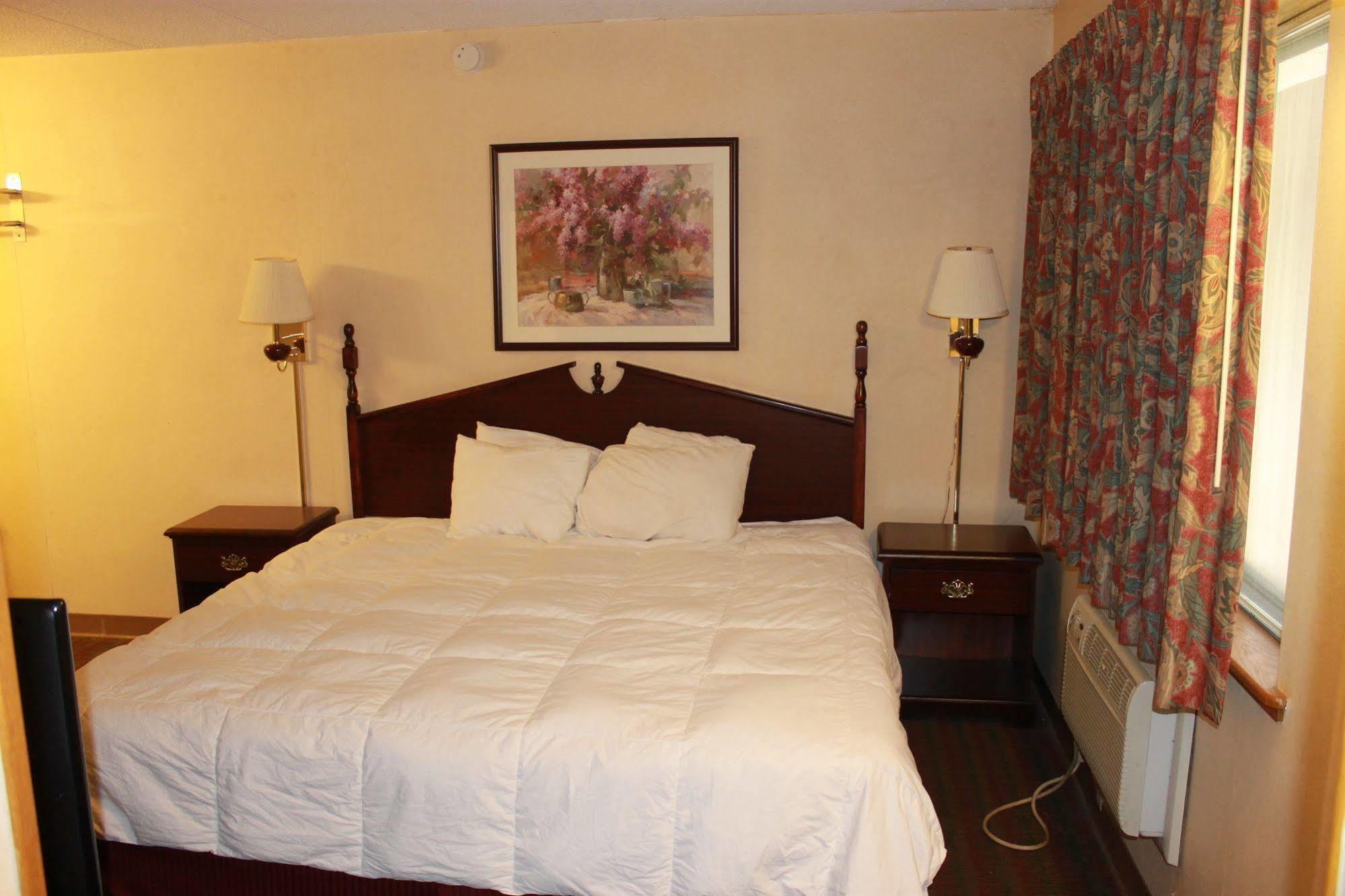 Days Inn By Wyndham Davenport Ia Bagian luar foto