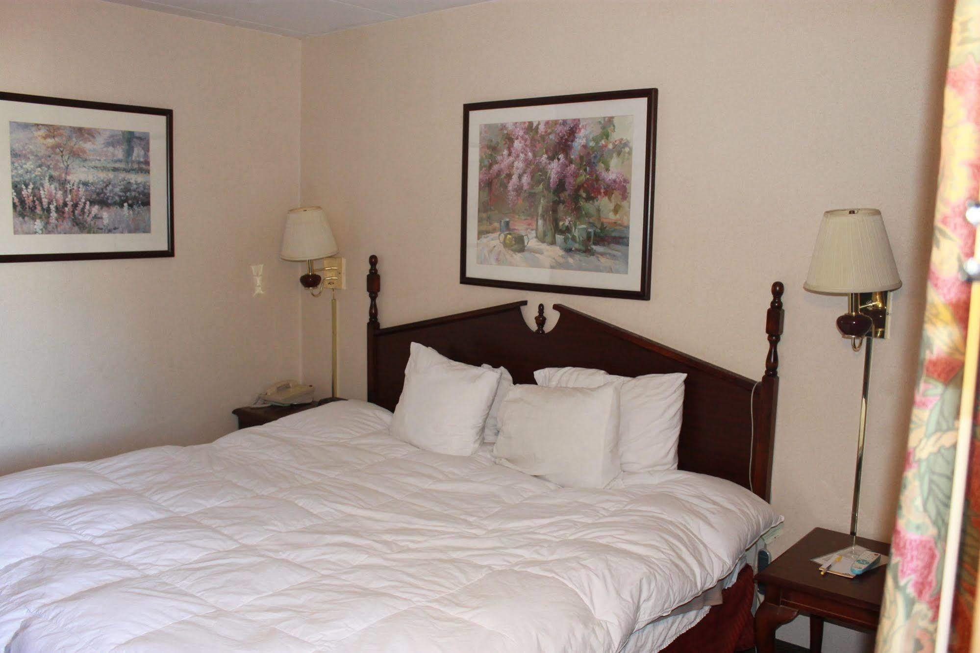 Days Inn By Wyndham Davenport Ia Bagian luar foto