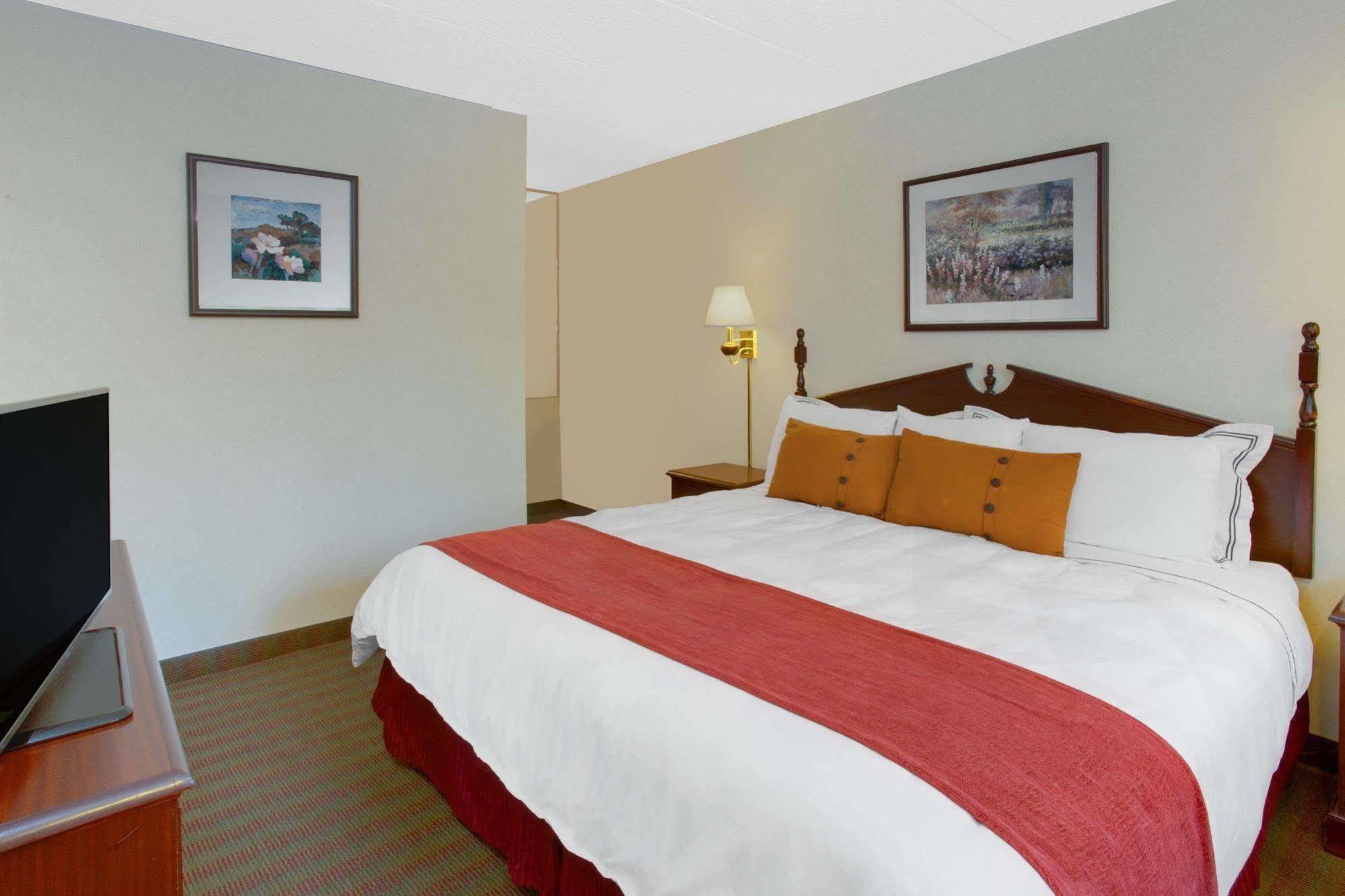 Days Inn By Wyndham Davenport Ia Bagian luar foto
