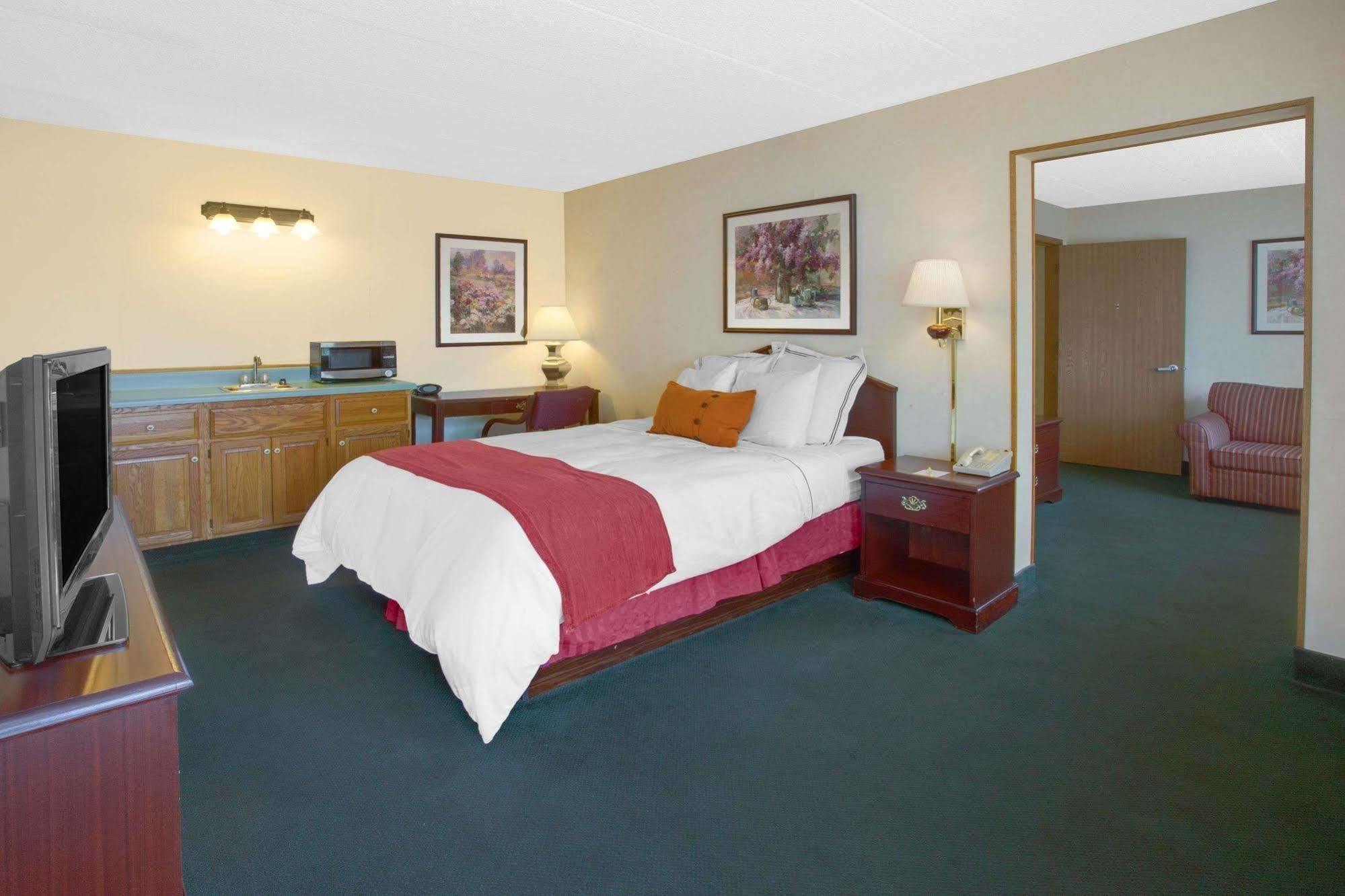 Days Inn By Wyndham Davenport Ia Bagian luar foto