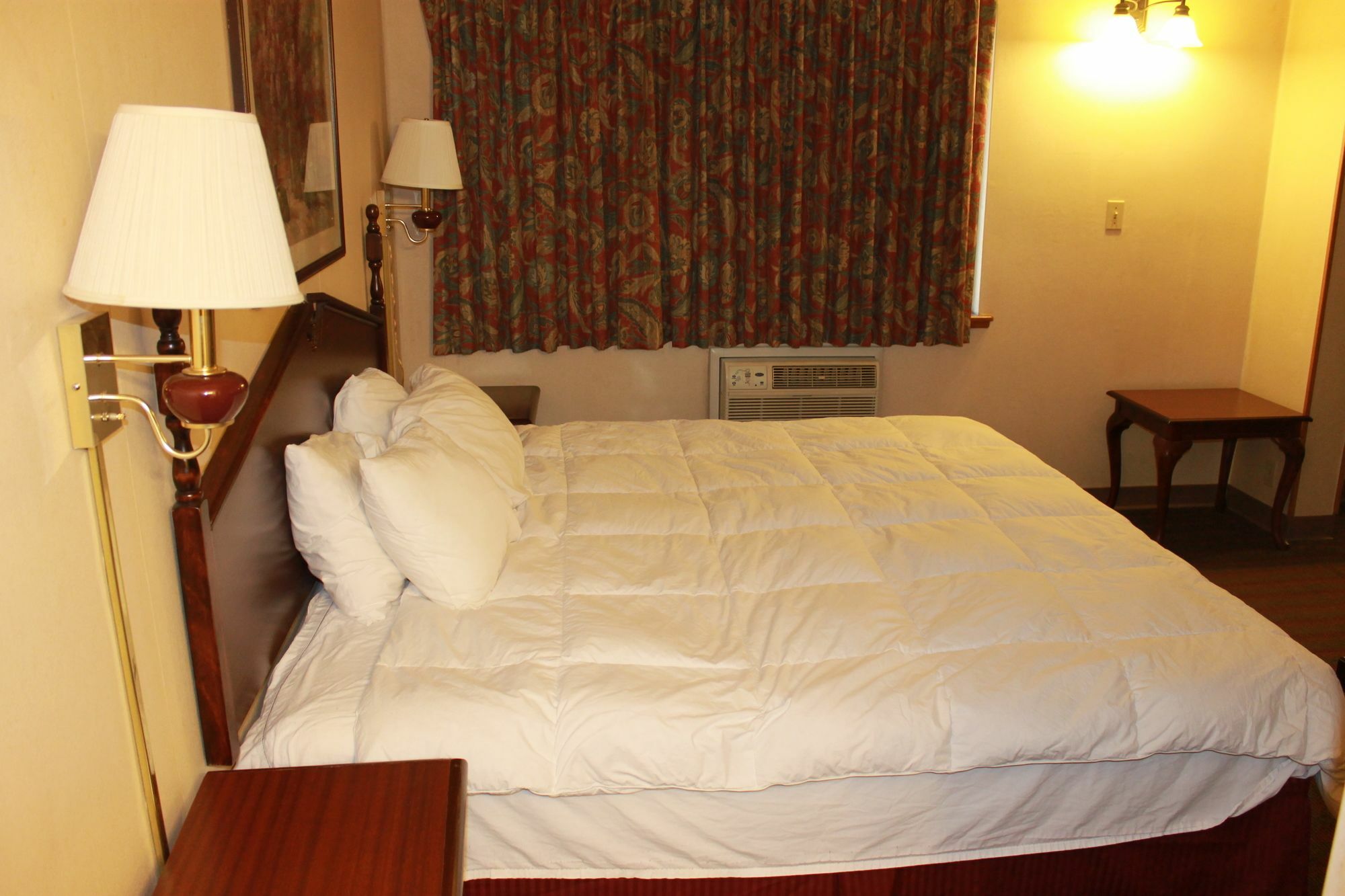 Days Inn By Wyndham Davenport Ia Bagian luar foto
