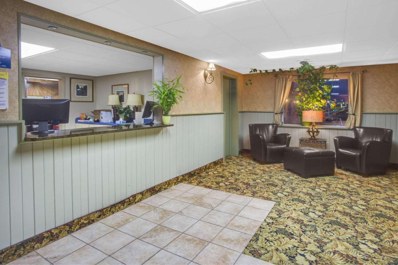 Days Inn By Wyndham Davenport Ia Bagian luar foto