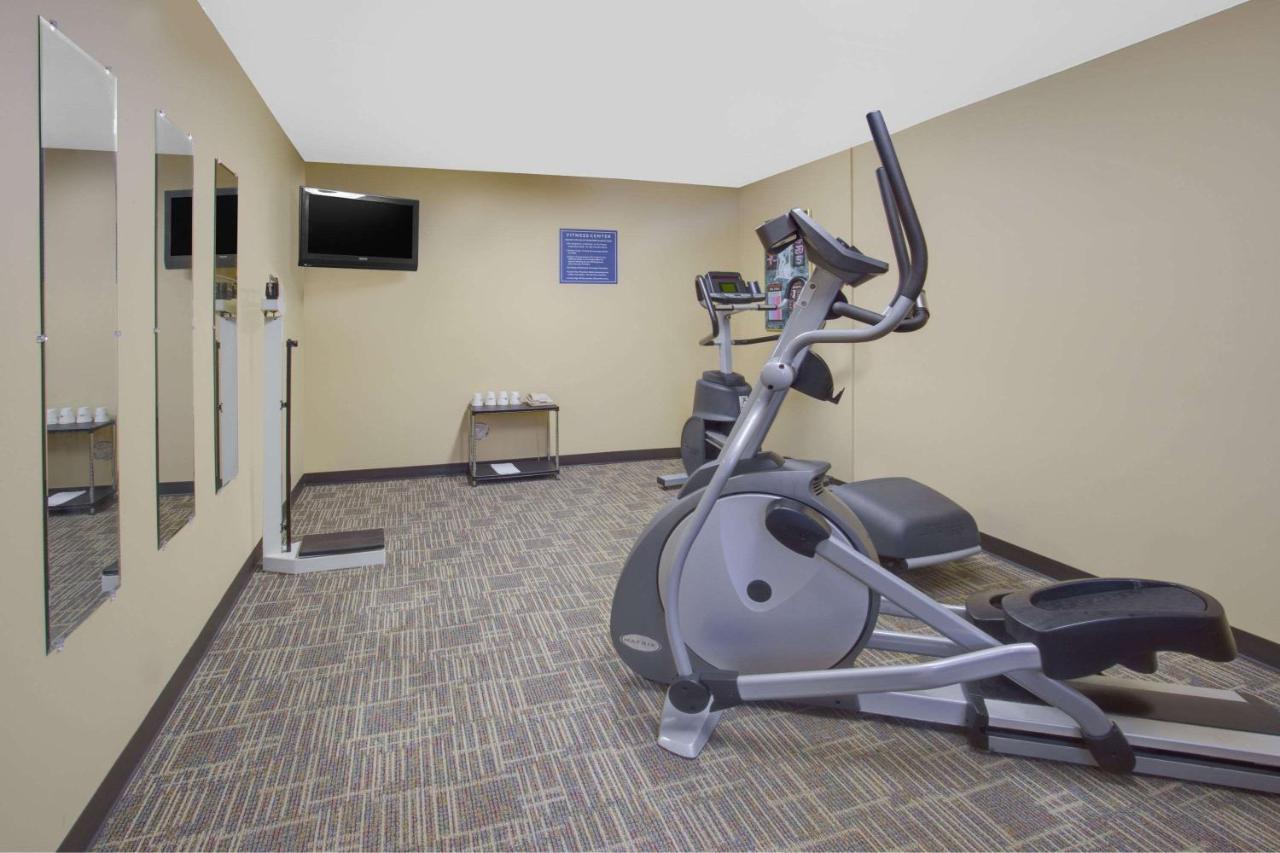 Days Inn By Wyndham Davenport Ia Bagian luar foto