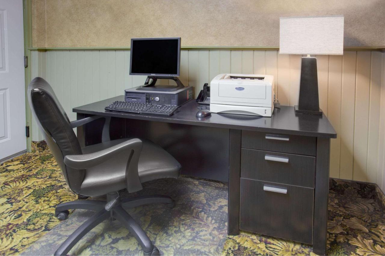 Days Inn By Wyndham Davenport Ia Bagian luar foto